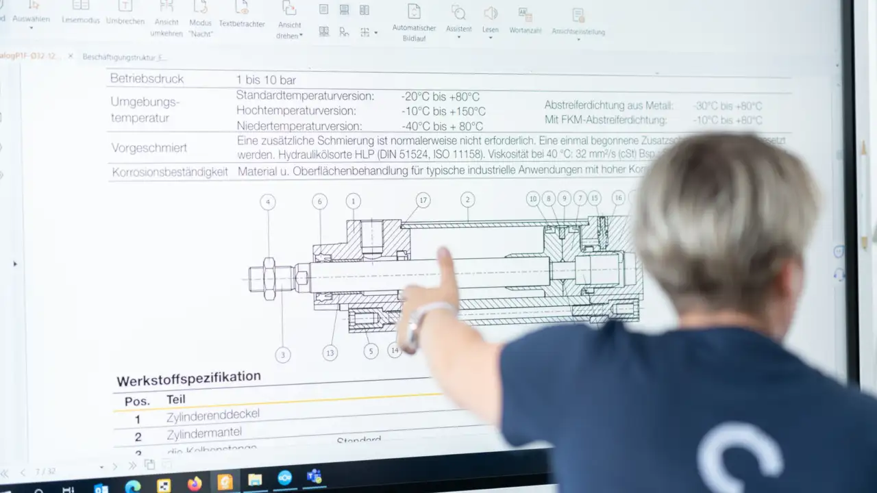 Frau zeigt auf Präsentationsfolie: auf der Abbildung sowie folgender Text zu lesen ist:
Betriebsdruck
1 bis 10 bar
Standardtemperaturversion: -20°C bis +80°C
Abstreiferdichtung aus Metall: 30°C bis +80°C
Umgebungstemperatur
Hochtemperaturversion: -10°C bis +150°C
Mit FKM-Abstreiferdichtung
-10°C bis +80°C
temperatur
Niedertemperaturversion: -40°C bis +80°C Eine zusätzliche Schmierung ist normalerweise nicht erforderlich. Eine einmal begonnene Zusatz
werden. Hydraulikölsorte HLP (DIN 51524, ISO 11158). Viskosität bei 40 °C: 32 mm³/s (cSt) B
Korrosionsbeständigkeit Material u. Oberflächenbehandlung für typische industrielle Anwendungen mit hoher Ko...
Vorgeschmiert