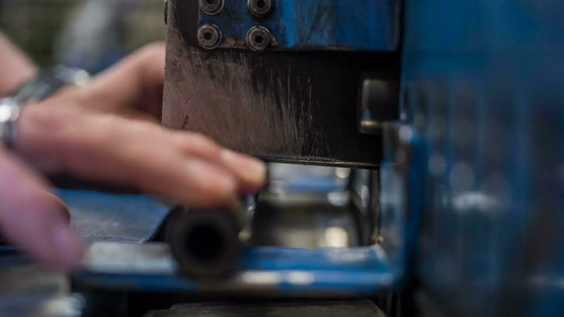 Nahaufnahme von einer Hand, die einen Schlauch presst