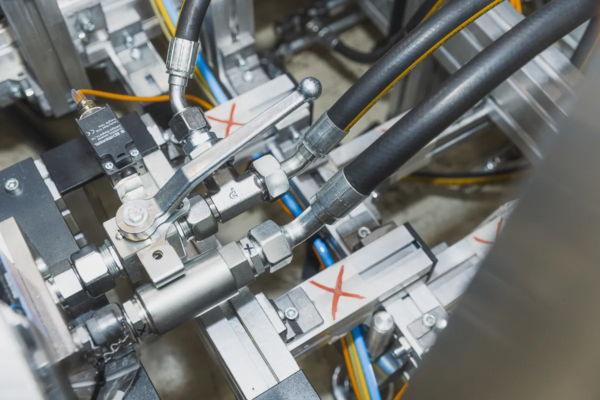 Schläuche an Maschine montiert