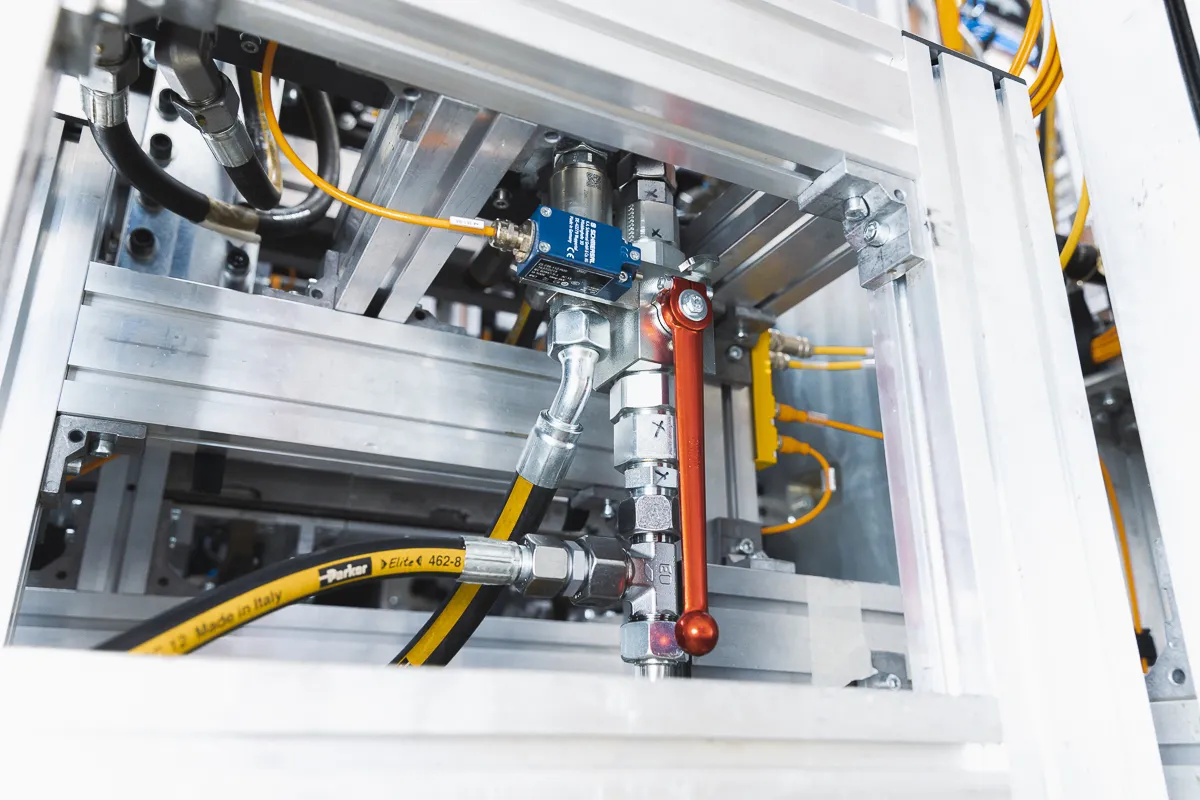 bunte Schläuche an Maschine montiert