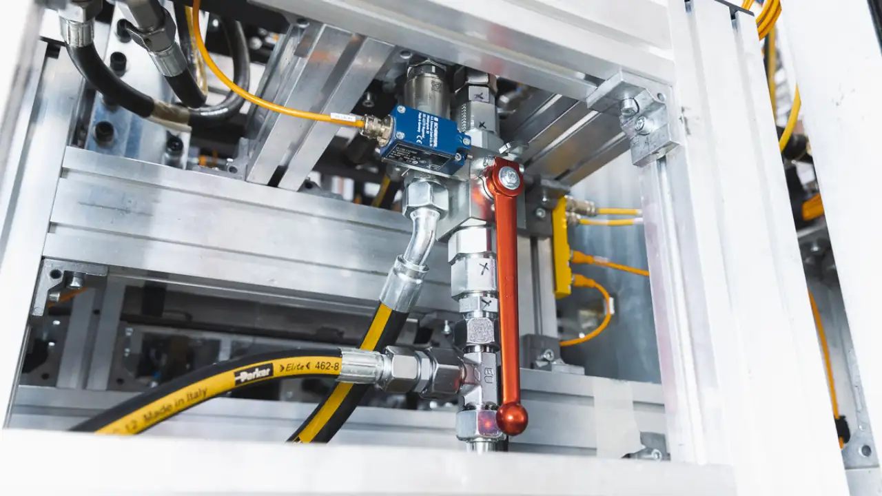 bunte Schläuche an Maschine montiert